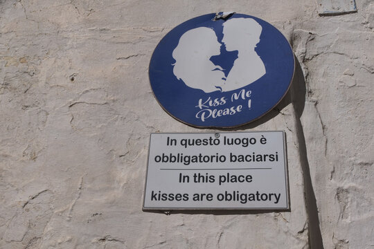 obbligatorio baciarsi