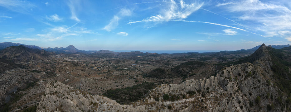 Vista a&eacute;rea panor&aacute;mica de 180&ordm; de la cresta y de la Penya del Figueret y el valle Relleu se formaron debido a la combinaci&oacute;n de fuerzas tect&oacute;nicas y a la erosi&oacute;n selectiva del agua