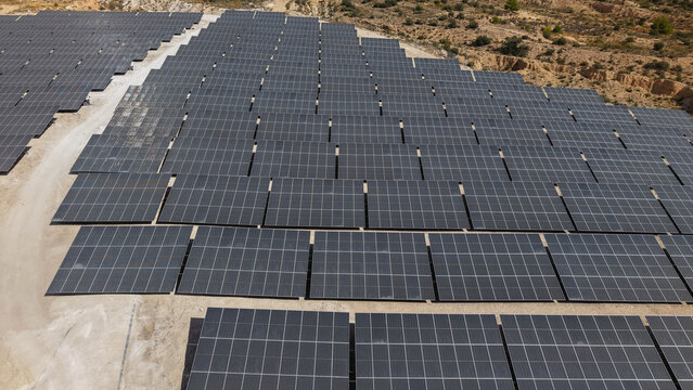 Vista a&eacute;rea detalle de placas solares o paneles en un central fotovoltaica o solar