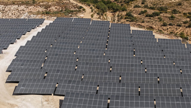 Vista a&eacute;rea detalle de placas solares o paneles en un central fotovoltaica o solar