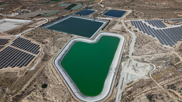 Vista a&eacute;rea de una planta solar al pie de balsas de riego de vid en terreno semides&eacute;rtico , como estas instalaciones cambian el entorno y ocupan terrenos tradicionalmente de cultivo