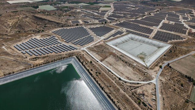 Vista a&eacute;rea de una planta solar al pie de balsas de riego de vid en terreno semides&eacute;rtico , como estas instalaciones cambian el entorno y ocupan terrenos tradicionalmente de cultivo