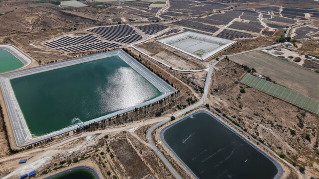 Vista a&eacute;rea de una planta solar al pie de balsas de riego de vid en terreno semides&eacute;rtico , como estas instalaciones cambian el entorno y ocupan terrenos tradicionalmente de cultivo