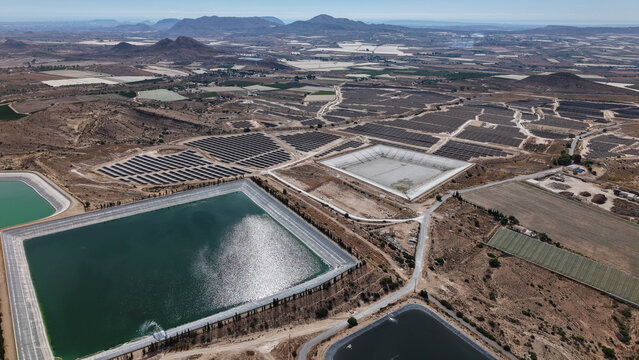 Vista a&eacute;rea de una planta solar al pie de balsas de riego de vid en terreno semides&eacute;rtico , como estas instalaciones cambian el entorno y ocupan terrenos tradicionalmente de cultivo