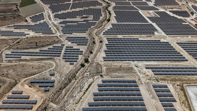 Vista a&eacute;rea de una mega planta solar fotovoltaica , concepto del cambio de uso de las tierras de cultivo por la instalaci&oacute;n de placas solares.