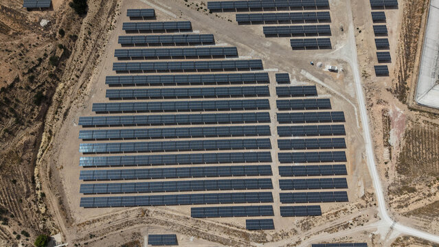 Vista a&eacute;rea de una mega planta solar fotovoltaica , concepto del cambio de uso de las tierras de cultivo por la instalaci&oacute;n de placas solares.