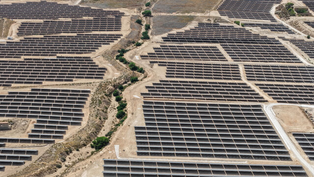 Vista a&eacute;rea de una mega planta solar fotovoltaica , concepto del cambio de uso de las tierras de cultivo por la instalaci&oacute;n de placas solares.