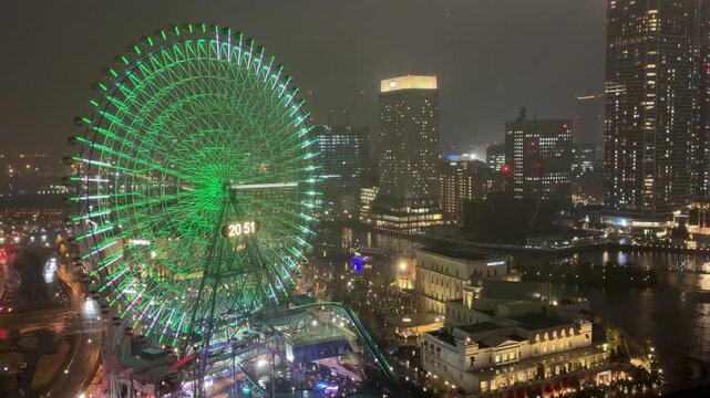 雨が降る横浜みなとみらいの夜景