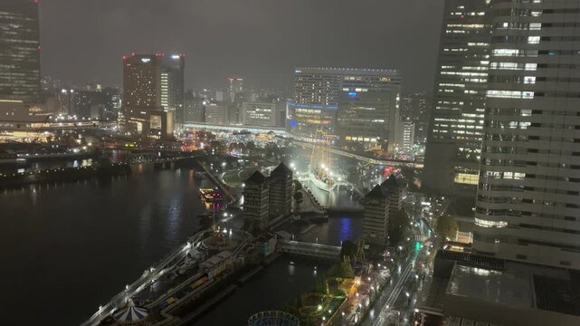雨が降る横浜みなとみらいの夜景