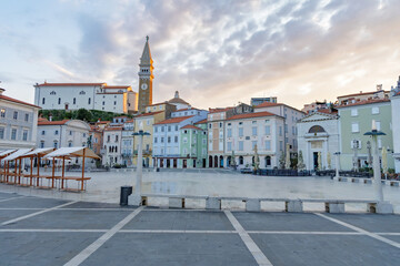 Obraz premium Piran Slovenia sunrise old town square with colorful buildings