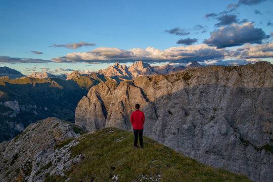 Escursionista ammira le Dolomiti al tramonto dal Sas Aut, Val di Fassa