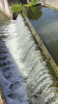 canal de regad&iacute;o con agua en movimiento 