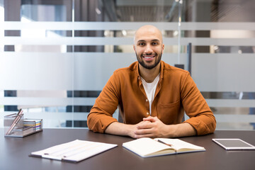 Obraz premium Young entrepreneur smiling working at modern office desk