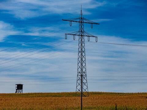 Strommast neben einem Hoch und J&auml;gersitz