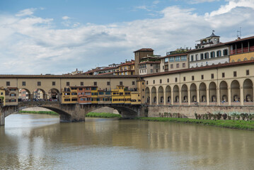 Fototapeta premium Ponte vecchio and the city of florence italy on a sunny day.