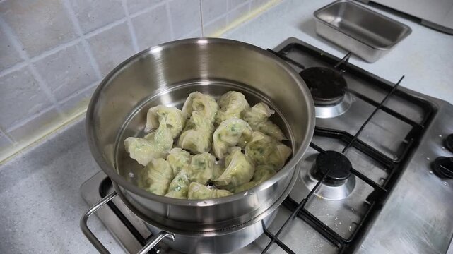 찜통에 만두가 담겨있는 모습