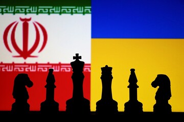 Iran and Ukraine flags behind chess pieces. Geopolitical conflict, military intelligence, and international relations. © Blossom Stock Studio