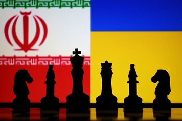 Iran and Ukraine flags behind chess pieces. Geopolitical conflict, military intelligence, and international relations. © Blossom Stock Studio