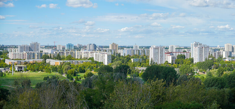 Stadtansicht mit Plattenbau von Berlin Marzahn