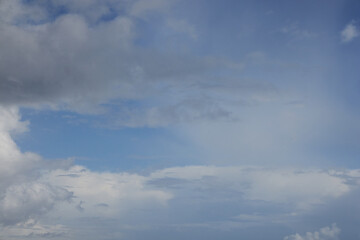 Obraz premium Dramatic cloudy sky with dark storm clouds and changing weather