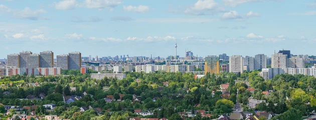 Stadtansicht mit Plattenbau von Berlin Marzahn © ThomBal