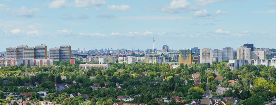 Stadtansicht mit Plattenbau von Berlin Marzahn
