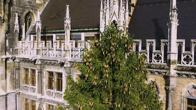 Luftaufnahme des geschm&uuml;ckten Weihnachtsbaums und Neuen Rathauses am Marienplatz in M&uuml;nchen