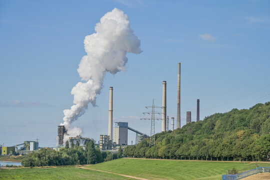 Stahlwerk Duisburg Hamborn, Kamine (hohe Schornsteine der Sinteranlage), Holzturm der Kokerei Schwelgern l&auml;sst Wasserdampf beim L&ouml;schen des Koks ab, Duisburg, Nordrhein-Westfalen, Deutschland