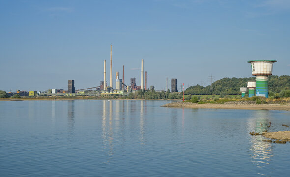 Stahlwerk Duisburg Hamborn, Kamine (hohe Schornsteine der Sinteranlage), Kokerei Schwelgern, Rhein, Duisburg, Nordrhein-Westfalen, Deutschland