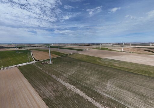 Vue a&eacute;rienne panoramique du parc &eacute;olien pr&egrave;s de Vitry-le-Fran&ccedil;ois. La Marne est le deuxi&egrave;me d&eacute;partement de France o&ugrave; l'on trouve le plus d'&eacute;oliennes, .avec 479 machines