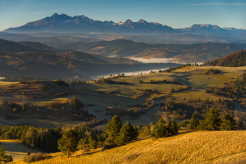 Wschód słońca w górach Pieninach z widokiem na Tatry - jesień w górach z poranną mgłą i słońcem © Tomasz