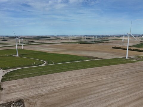 Vue a&eacute;rienne panoramique du parc &eacute;olien pr&egrave;s de Vitry-le-Fran&ccedil;ois. La Marne est le deuxi&egrave;me d&eacute;partement de France o&ugrave; l'on trouve le plus d'&eacute;oliennes, .avec 479 machines