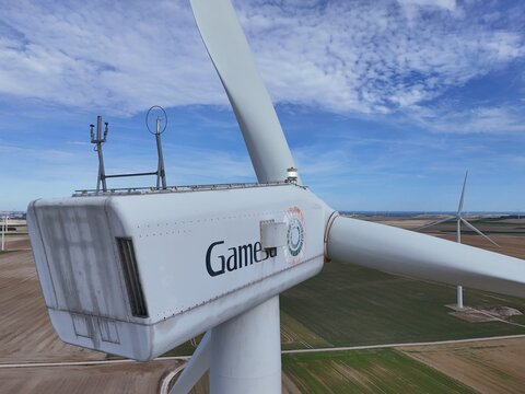 gros plan a&eacute;rien sur une nacelle d'&eacute;olienne en fonction. Le parc &eacute;olien du d&eacute;partement de la Marne situ&eacute; entre Ch&acirc;lons-en-Champagne et Vitry le Fran&ccedil;ois est le deuxi&egrave;me parc plus important de France
