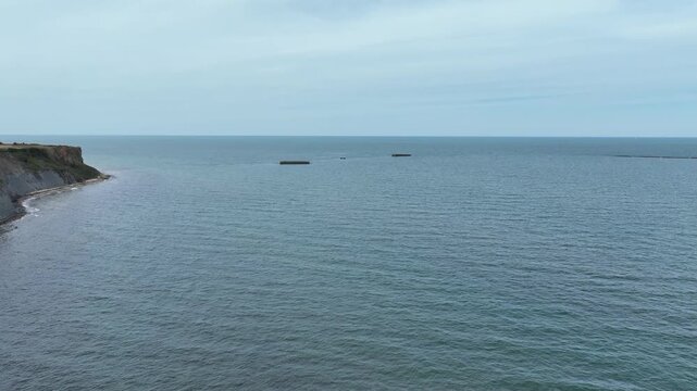 Arromanches-les-Bains et l'ancien port artificiel utilis&eacute; pour le d&eacute;barquement en Normandie