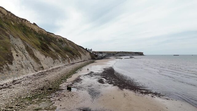 Arromanches-les-Bains et l'ancien port artificiel utilis&eacute; pour le d&eacute;barquement en Normandie