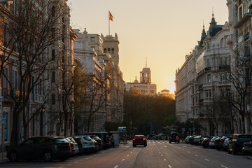 Obraz premium Street view toward Metropolis building at sunset