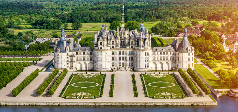 Ch&acirc;teau de Chambord, located in the Loir‑et‑Cher department of the Centre‑Val de Loire region in France, is a grand Renaissance castle known for its iconic architecture.