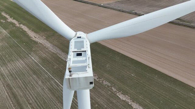 vue a&eacute;rienne en gros plan de la nacelle d'une &eacute;olienne, des capteurs, des antennes et des pales. 