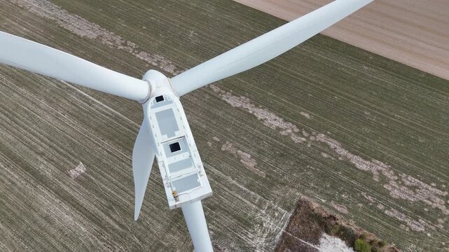 vue a&eacute;rienne en gros plan de la nacelle d'une &eacute;olienne, des capteurs, des antennes et des pales. 