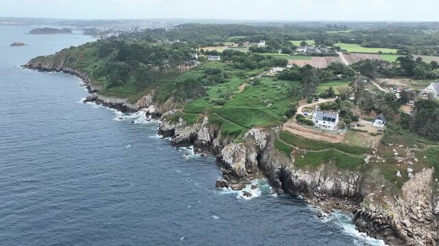 sentier douanier le long de la c&ocirc;te du cap Sizun en Finist&egrave;re sud