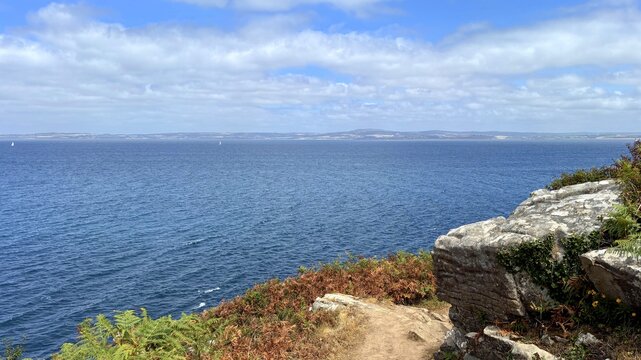 sentier douanier le long de la c&ocirc;te du cap Sizun en Finist&egrave;re sud