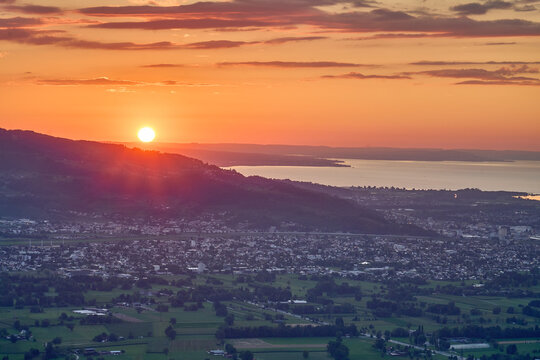 Blick von der Bergstation Karren auf den Sonnenuntergang &uuml;ber dem Bodensee, Dornbirn, &Ouml;sterreich 