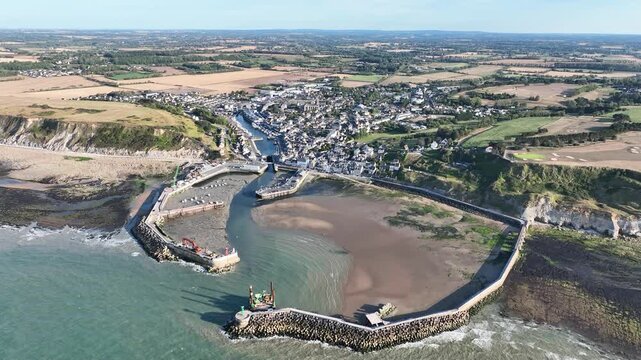 survol de Port-en-Bessin dans le Calvados, Normandie
