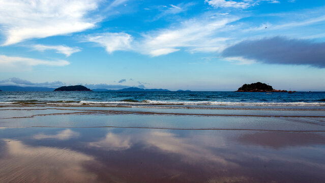 reflexo do c&eacute;u na Praia de Palmas Governador Celso Ramos Santa Catarina Brasil