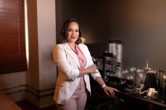 mulher branca terno branco escritorio