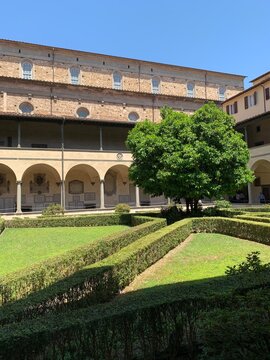 clo&icirc;tre historique avec jardin au c&oelig;ur de Florence ,Toscane 
Italy 