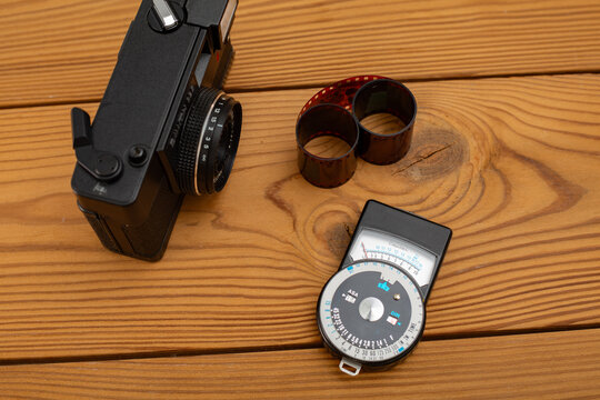 Vintage Capital analog light meter for photography and cinema. Measures the intensity of ambient light to determine the correct exposure. The rotating discs allow calculation of the combination .