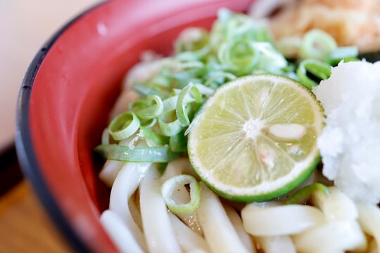 徳島県産すだちを添えたうどん。青ねぎと大根おろし。