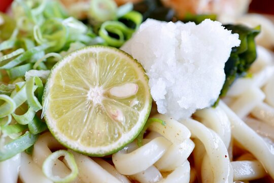 徳島県産すだちを添えたうどん。青ねぎと大根おろし。