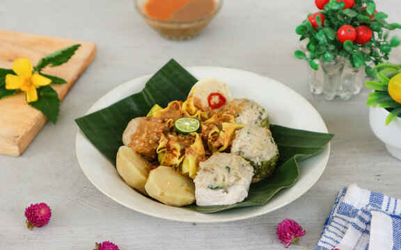 A plate of Sundanese cuisine&mdash;known as siomay Bandung or baso tahu. The dish includes boiled potatoes, fish dumplings, boiled potatoes, tofu, bitter melon, and a rich peanut sauce.